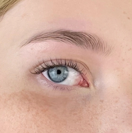 Коррекция воском брови