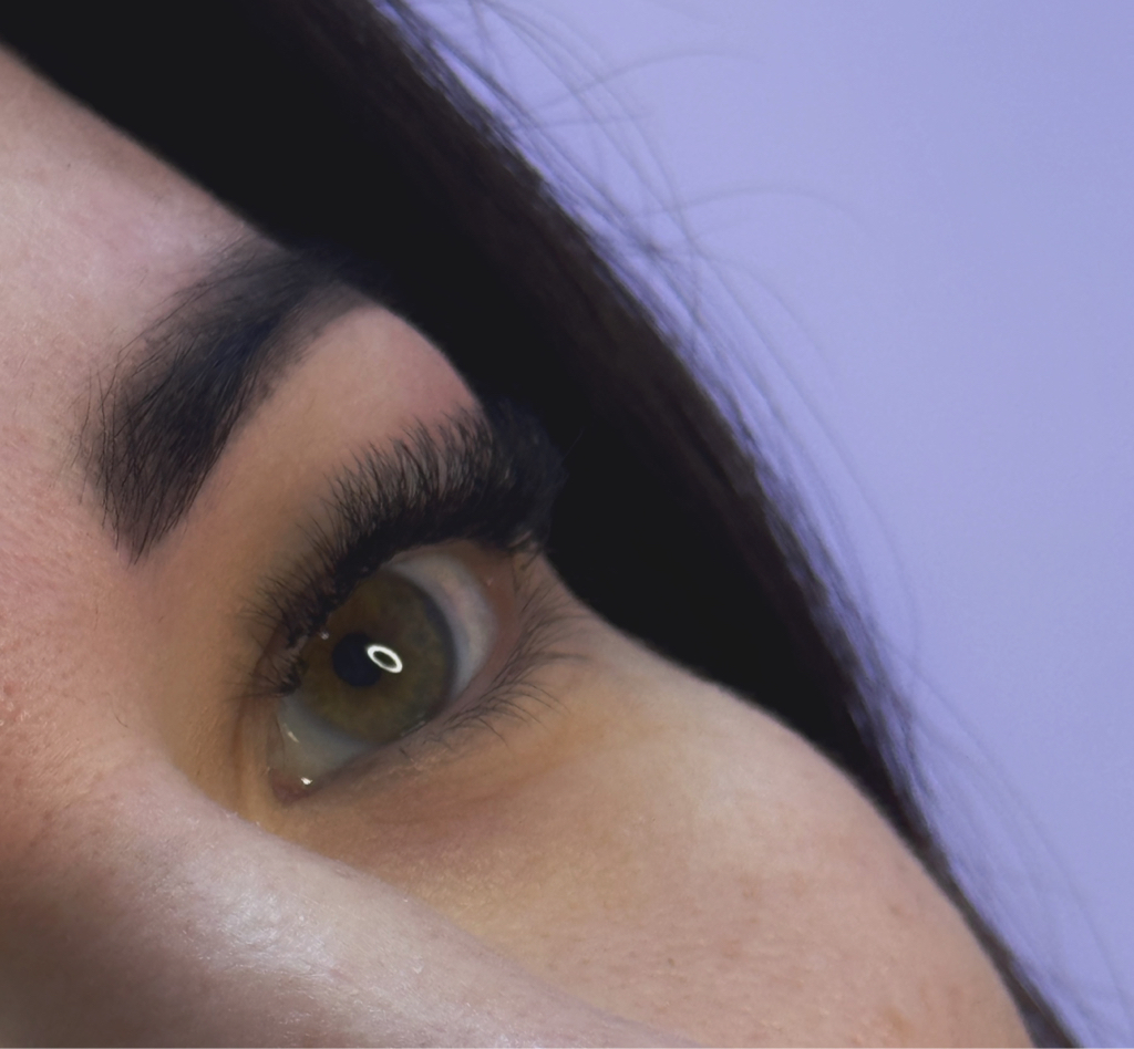 Наращивание ресниц и окрашивание бровей с коррекцией