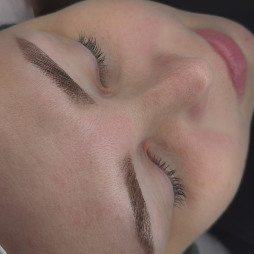 Коррекция и окрашивание бровей