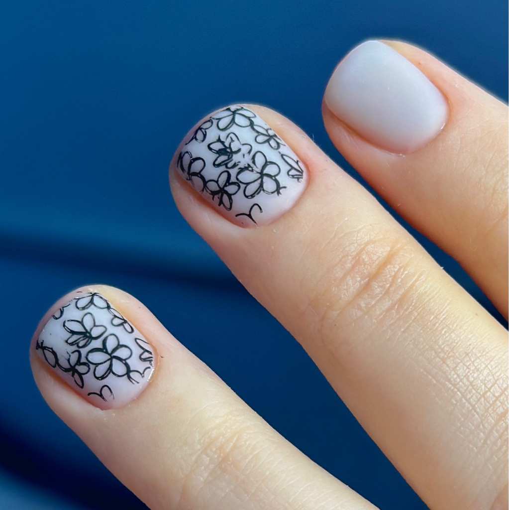 Маникюр с покрытием однотон без укрепления
Дизайн +200р