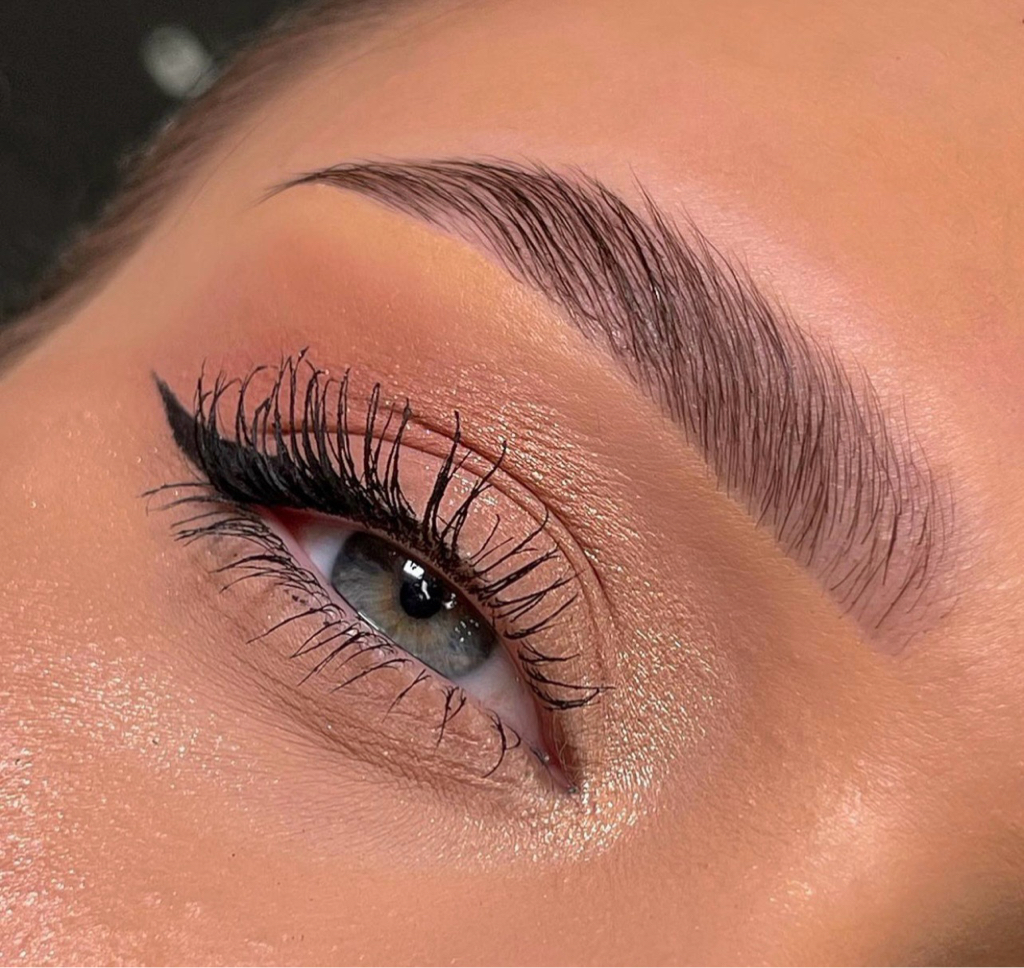 Коррекция бровей