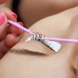 Снятие нарощенных ресниц