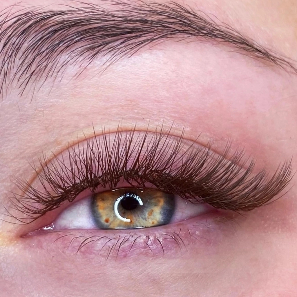 Наращивание ресниц классика