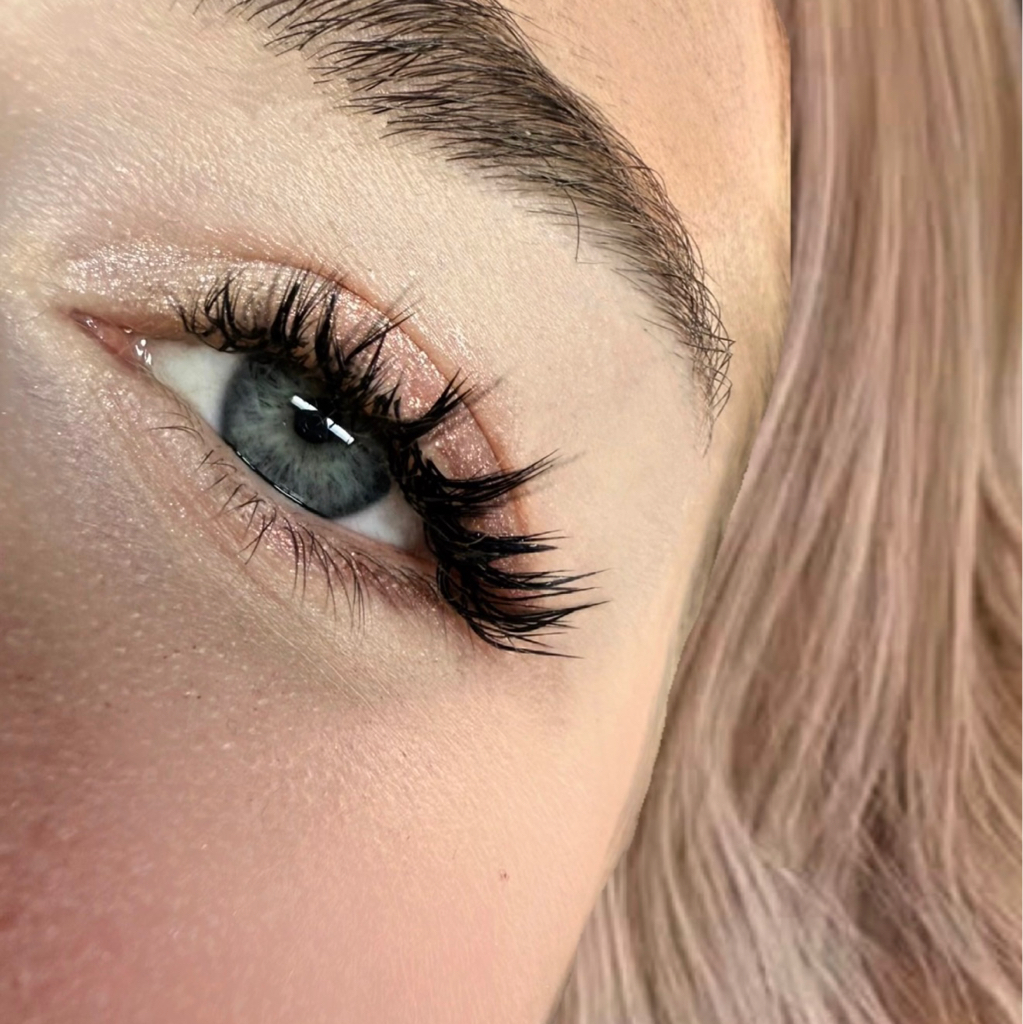 Комбо Наращивание ресниц +брови окрашивание коррекция