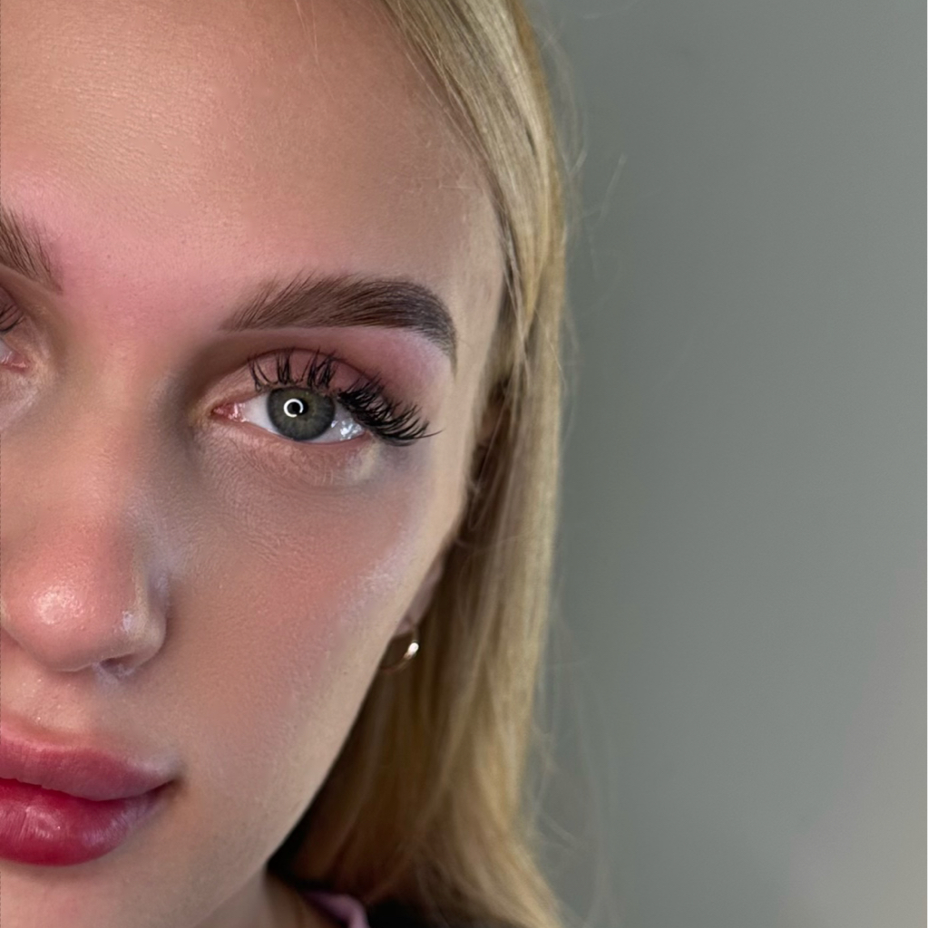 Коррекция и окрашивание бровей