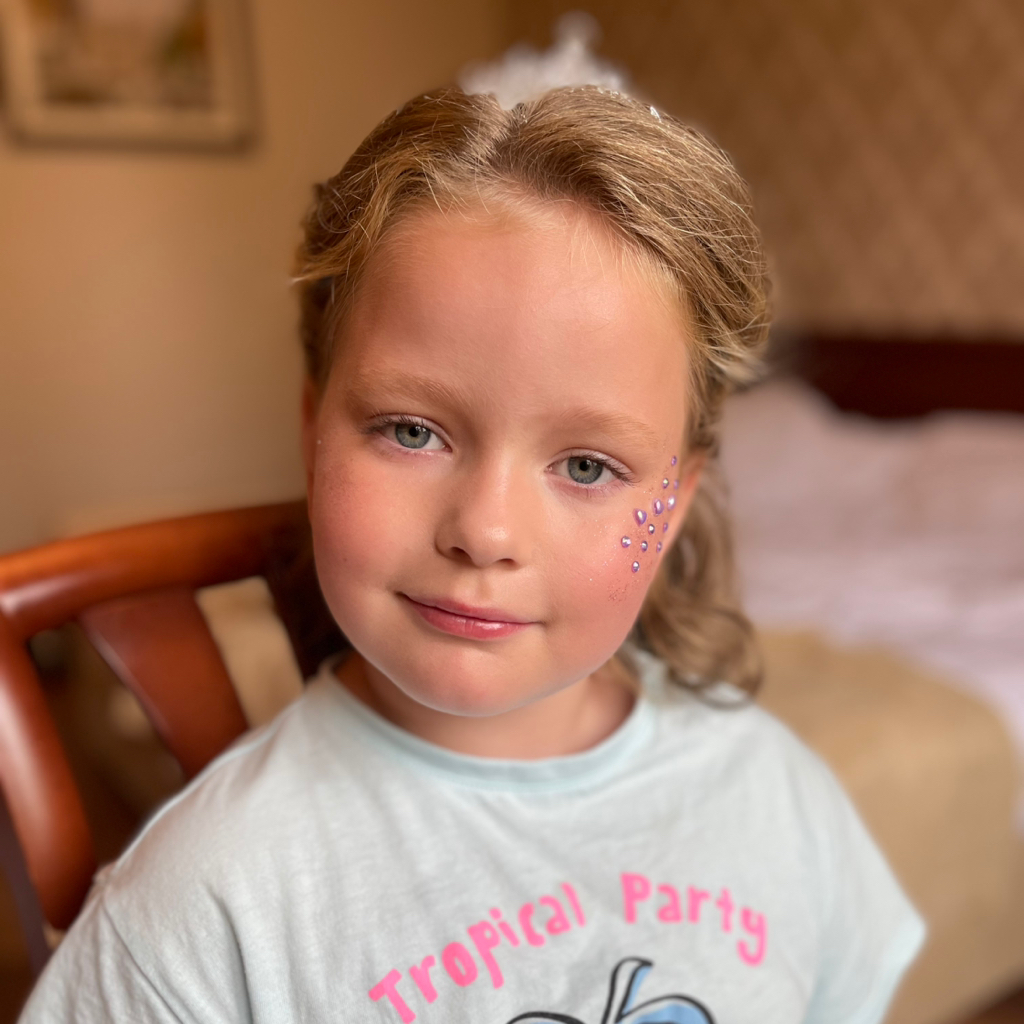 Детский образ. Макияж коррекция несовершенств кожи, румяна,укладка бровей гелем, увлажнение губ