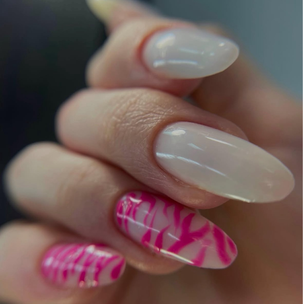 Наращивание ногтей с покрытием гель лак.