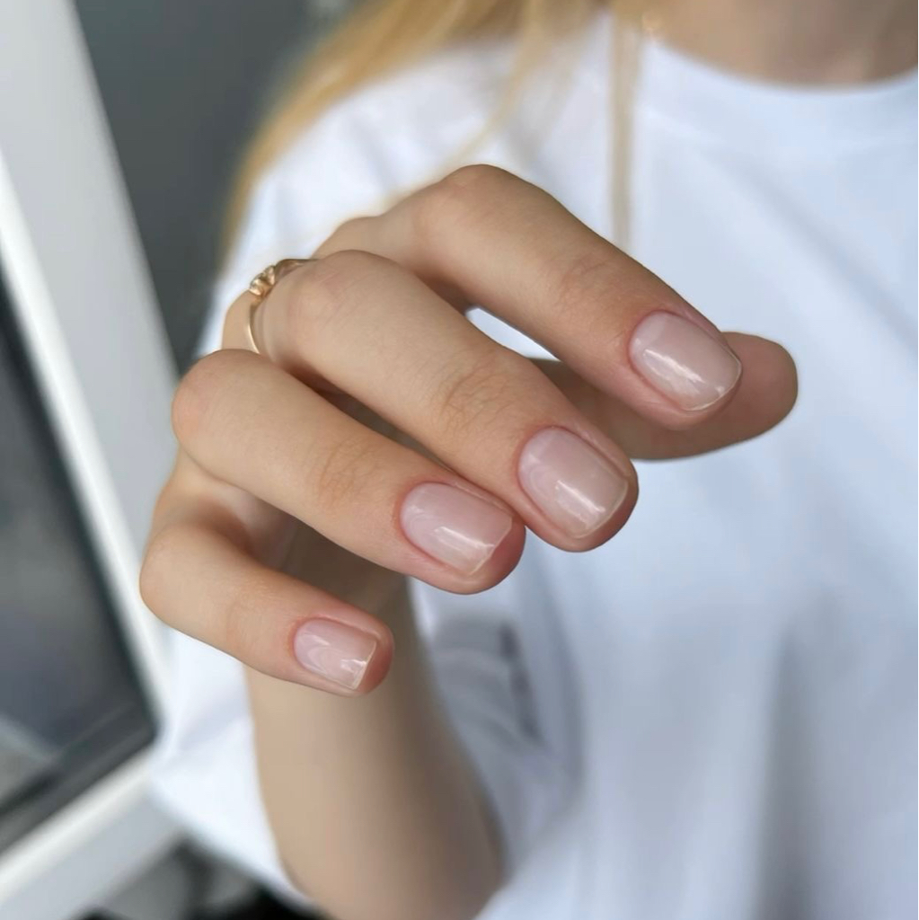 Маникюр без укрепления и выравнивания «база + топ».