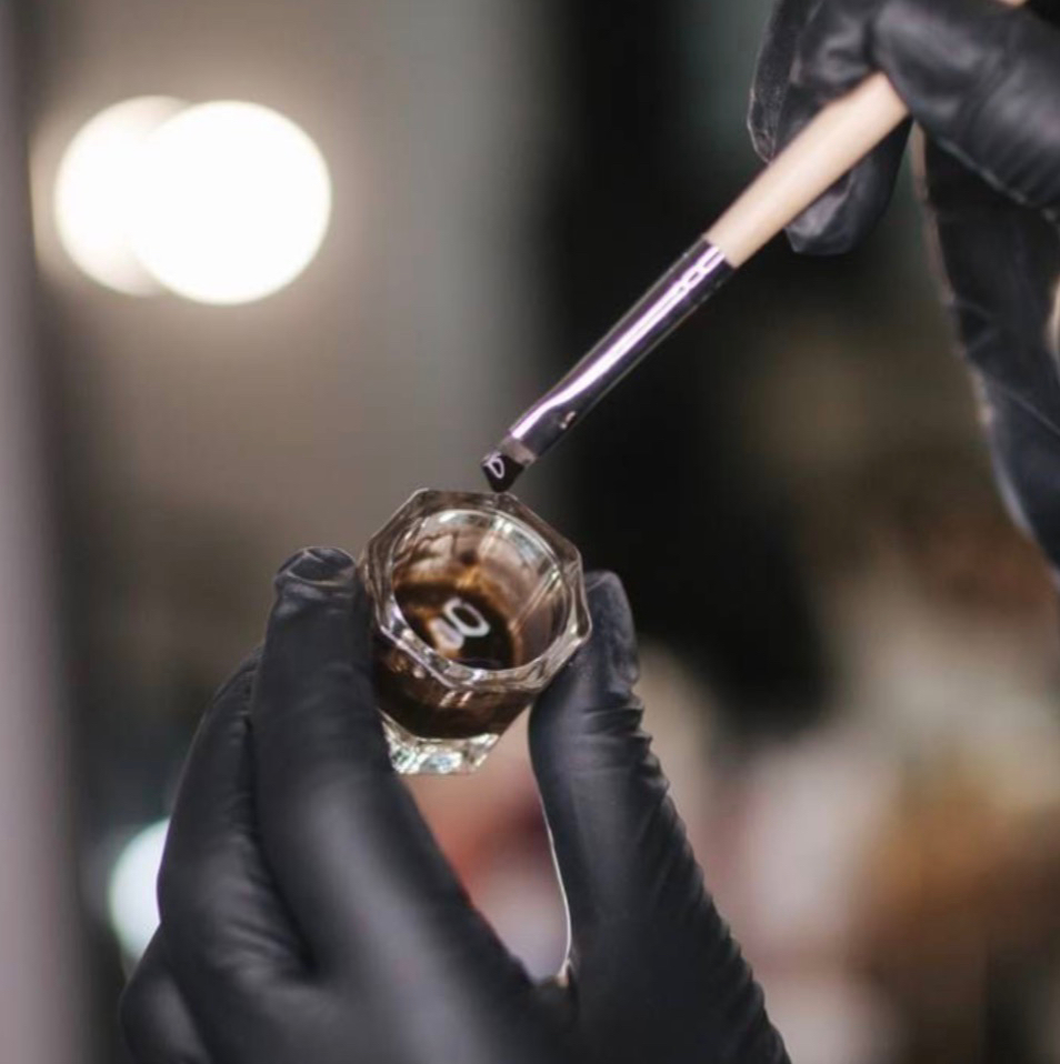 «Счастье для бровей»Ламинирование + коррекция формы + окрашивание + питание, увлажнение.