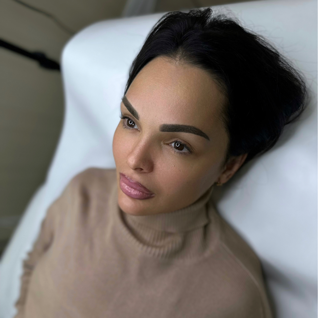 Обновление перманентного макияжа губ или бровей для действующих клиентов