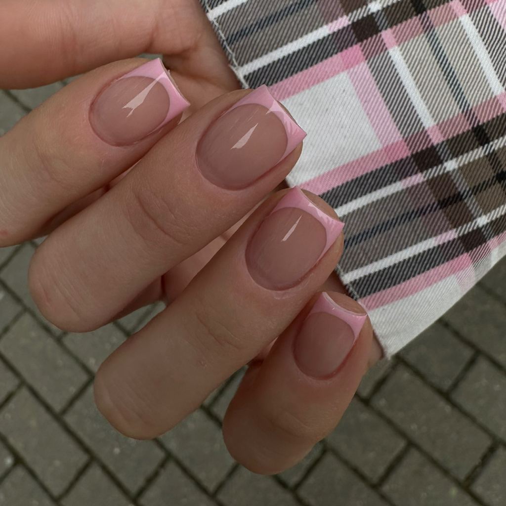 Маникюр с покрытием френч