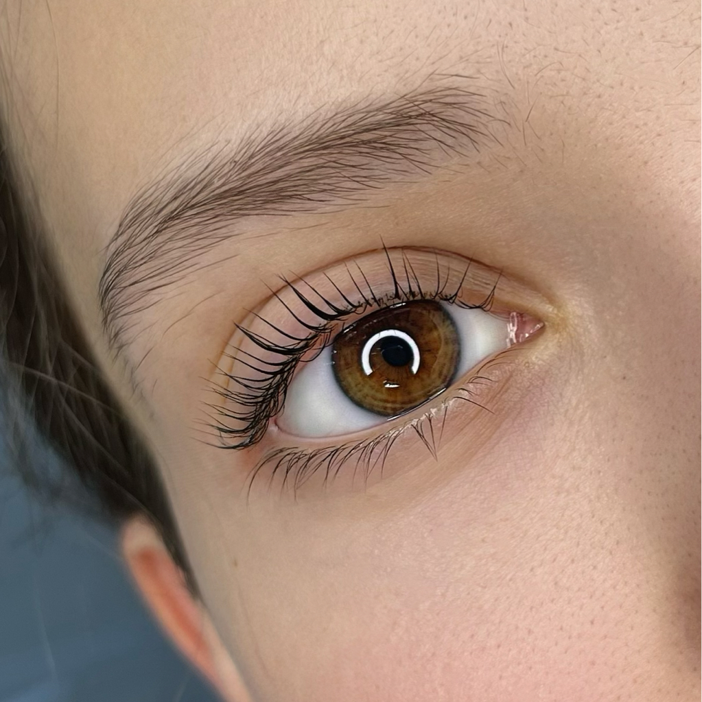 Ламинирование ресниц (окрашивание и уход входит в стоимость)