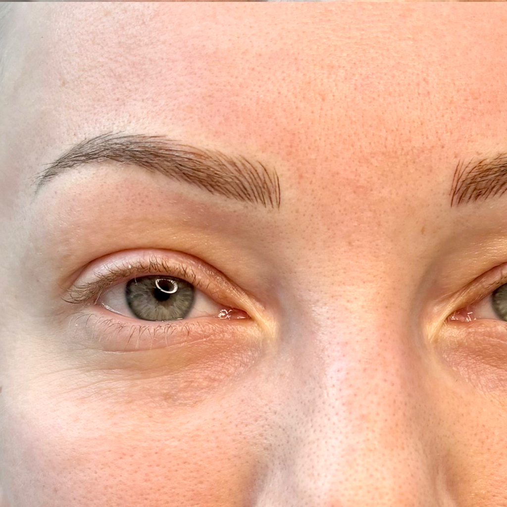 Волосковый татуаж бровей