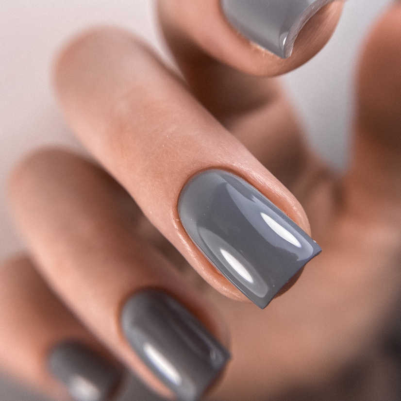 Маникюр с укреплением и однотонным покрытием.