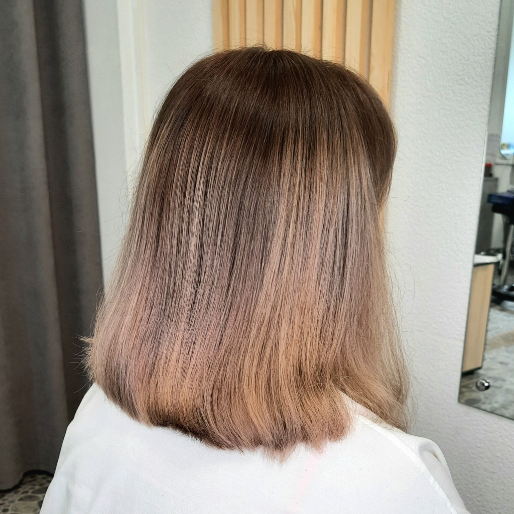 Техника окрашивания AirToush (до 30 см)

В окрашивание AirTouch
входит:
Попрядный выдув 
Восстановление волос
Тонирование в желаемый оттенок