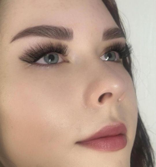 Наращивание ресниц 3D объема