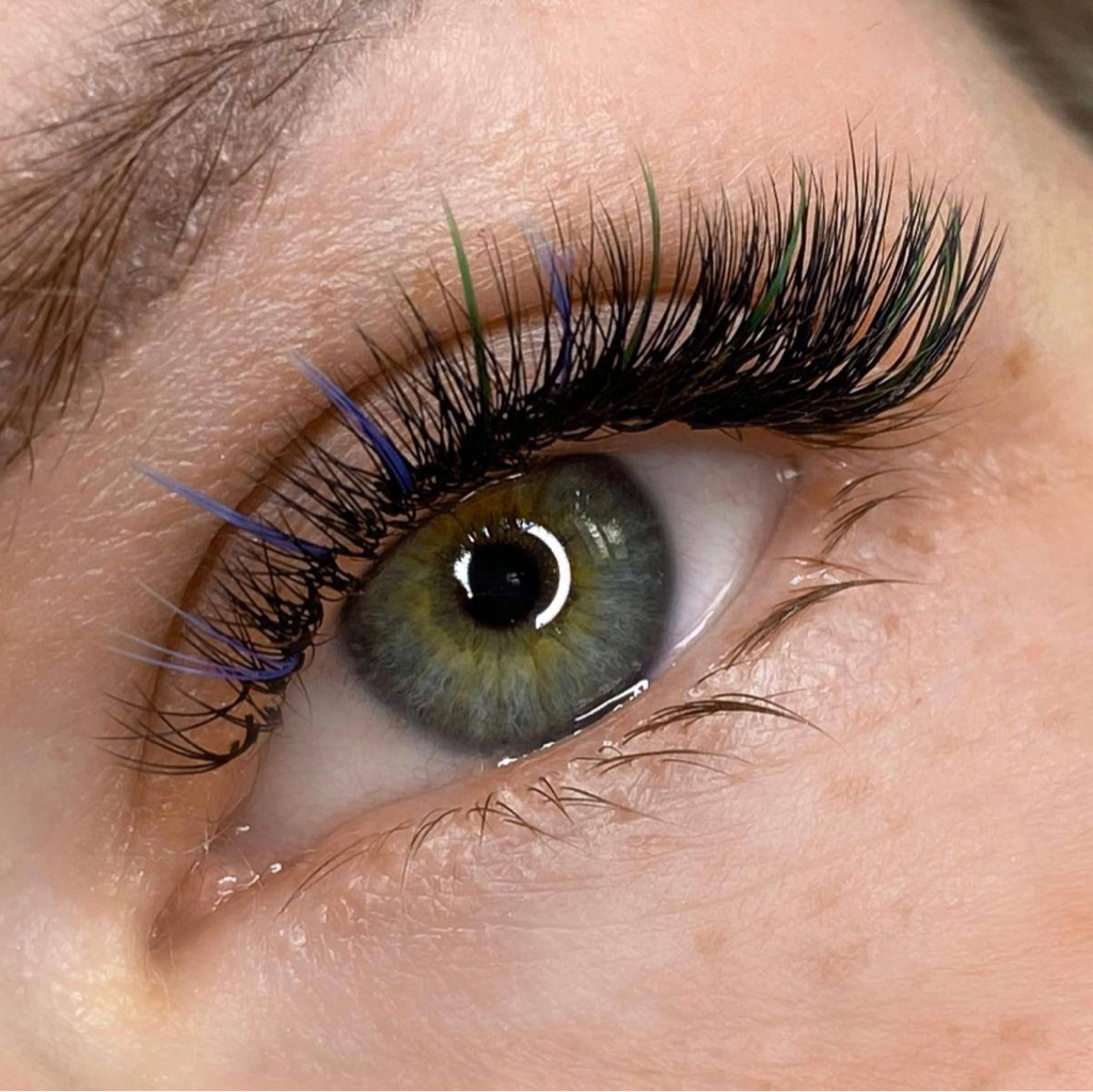 Мокрый эффект, стразы, цветные.