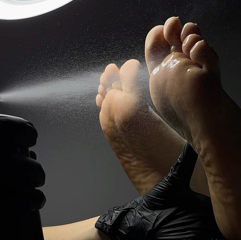 კლასიკური პედიკური + ლაქის გადასმა