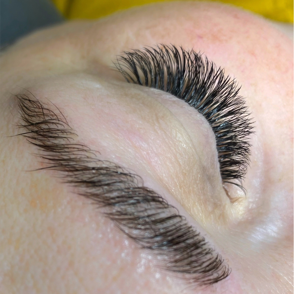 Снятие наращенных ресниц