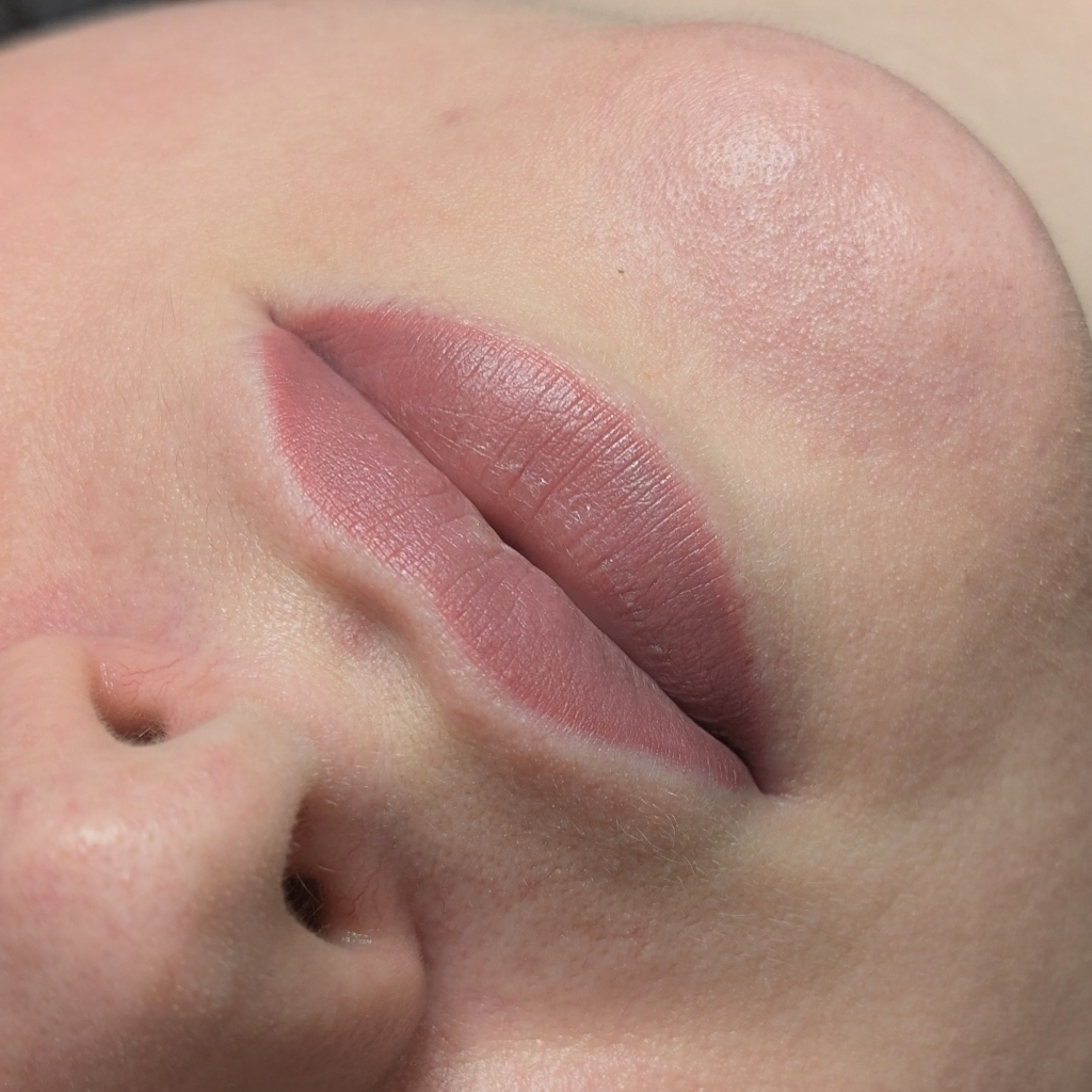 Коррекция перманентного макияжа губ