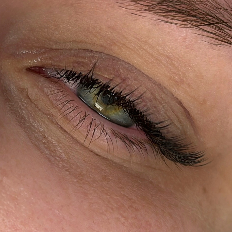 Классика, 2D, 3D — выбери свой эффект, а я подберу идеальное сочетание под форму глаз и густоту ресниц.Цена одна — результат индивидуальный.