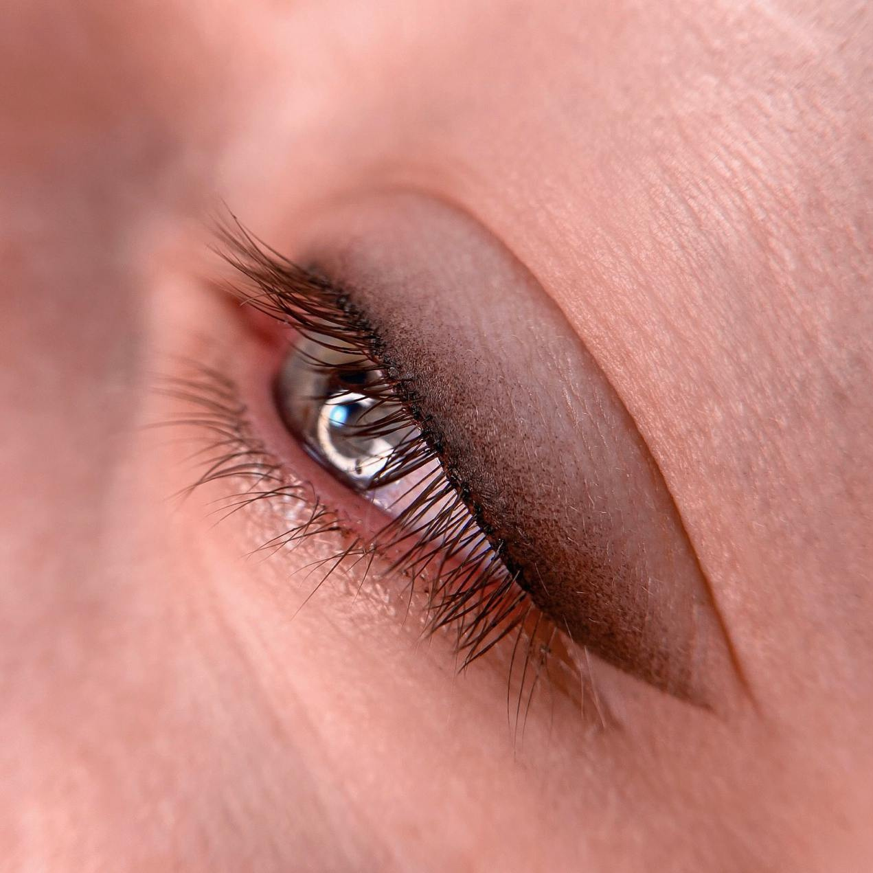 Перманентный макияж стрелка с растушевкой