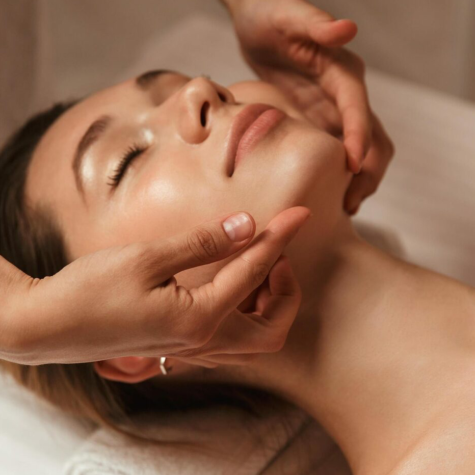 Массаж лица  (Это очень действенный способ сделать кожу упругой, разгладить морщины и продлить её молодость)