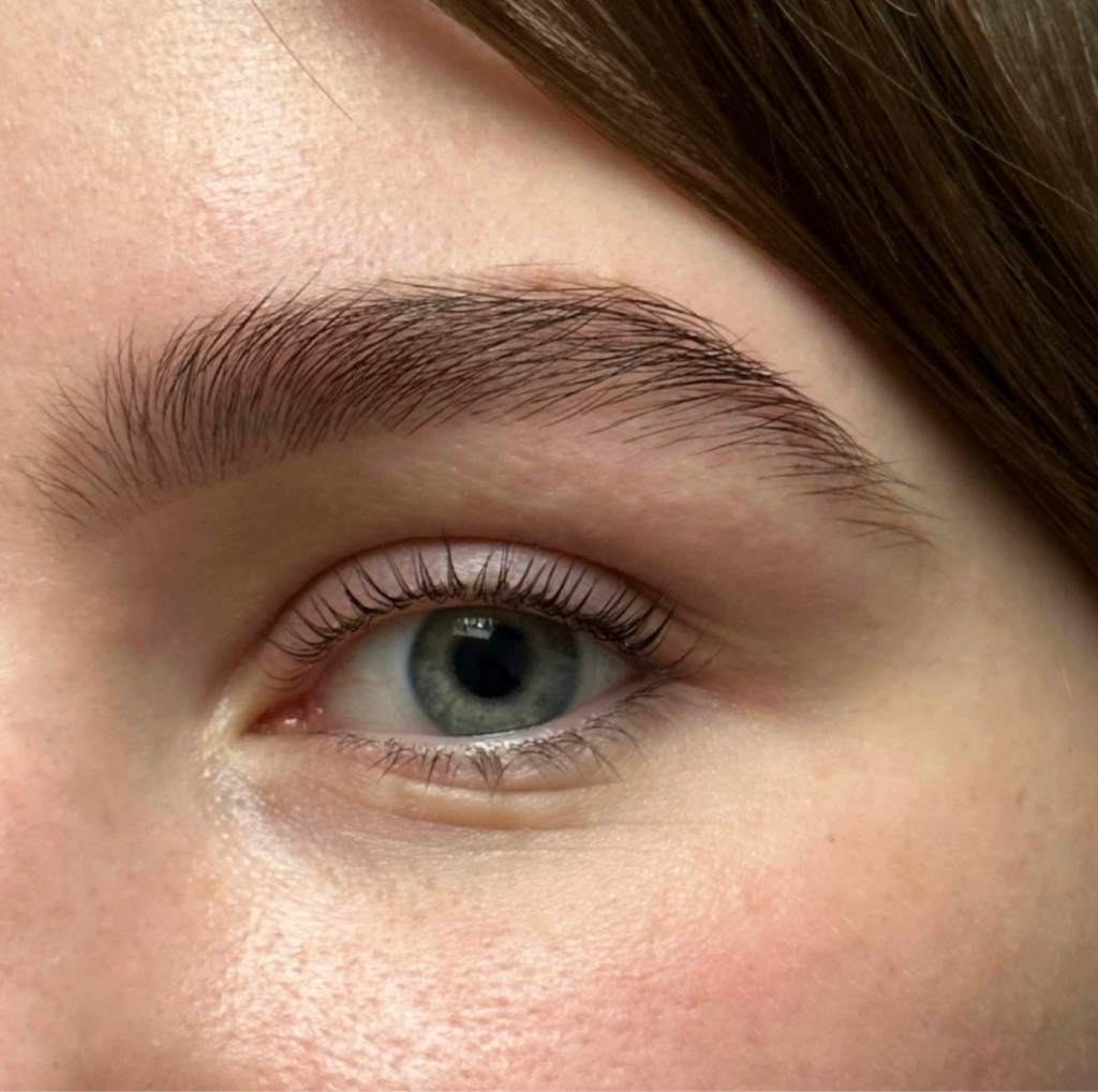 Окрашивание и коррекция бровей