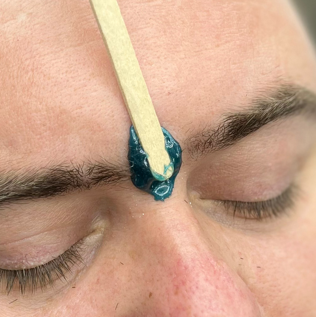 Удаление нежелательных волос воском одна зона на выбор ( уши/нос/межбровка)