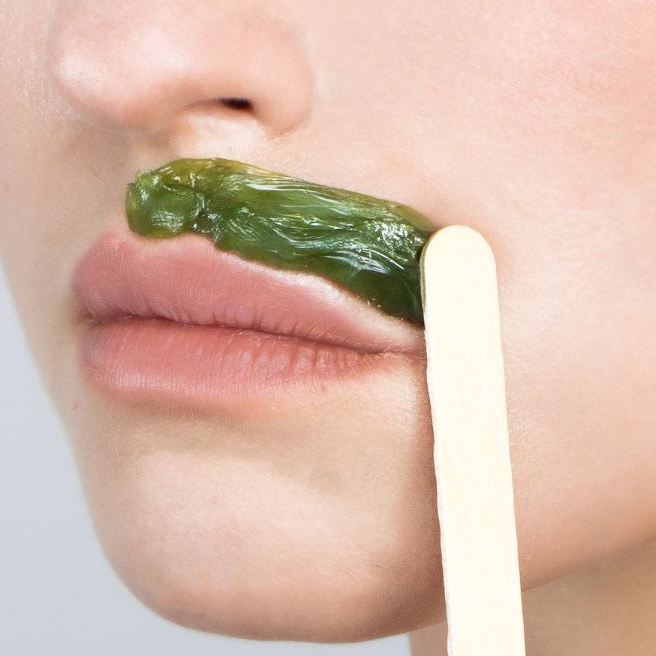 Ваксинг верхней губы