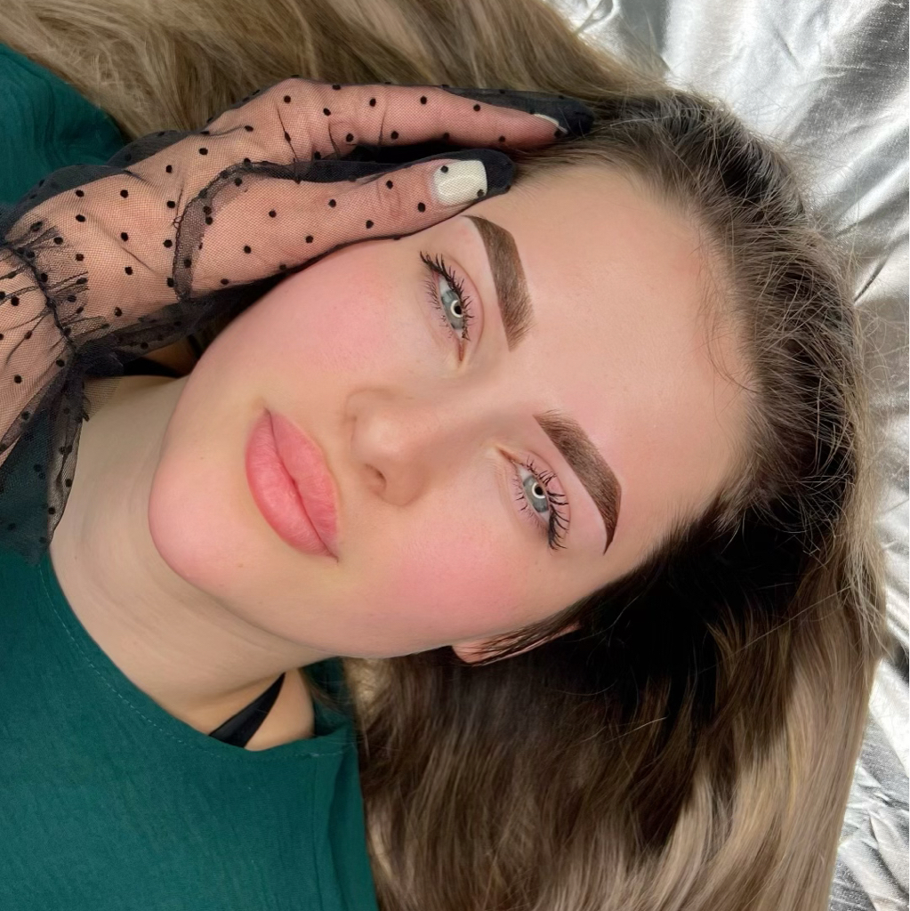 Перманентный макияж бровей