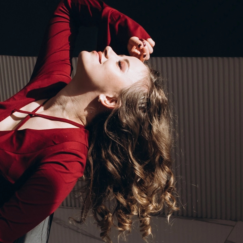 Локоны разной формы с объёмом у корня ( укладка на сухие, чистые волосы без мытья головы)