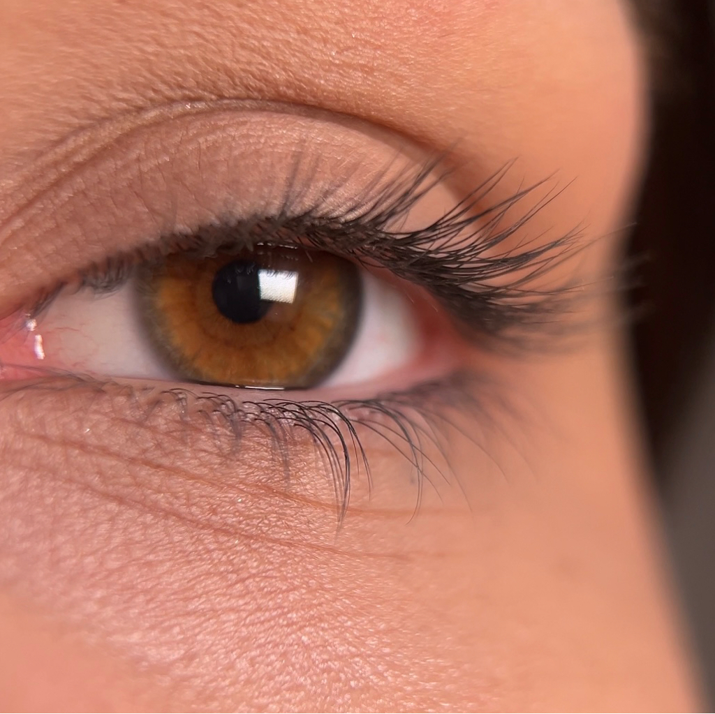 Снятие наращенных ресниц