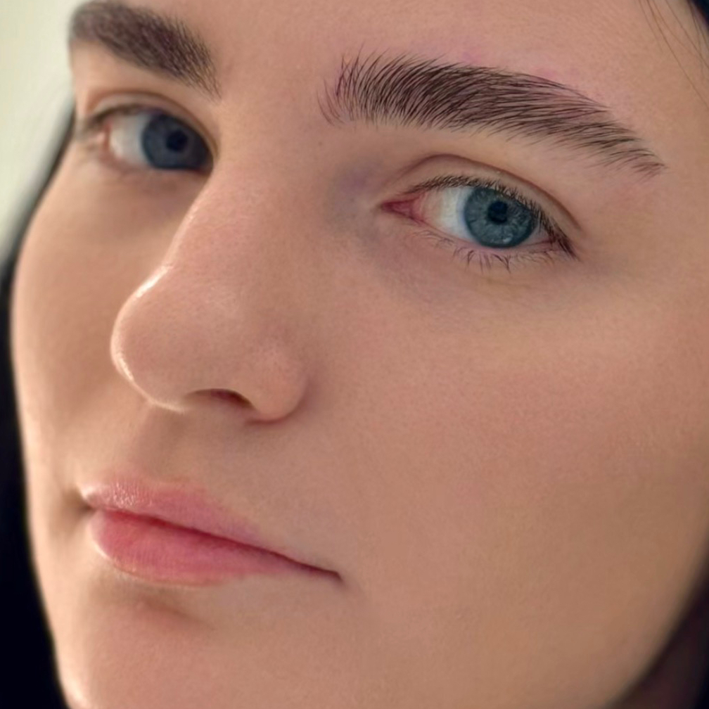 Структурная коррекция бровей