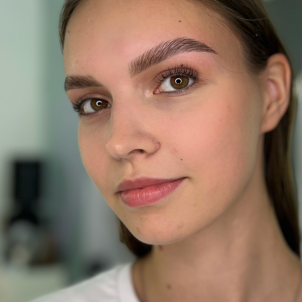 Долговременная укладка с коррекцией и окрашиванием бровей