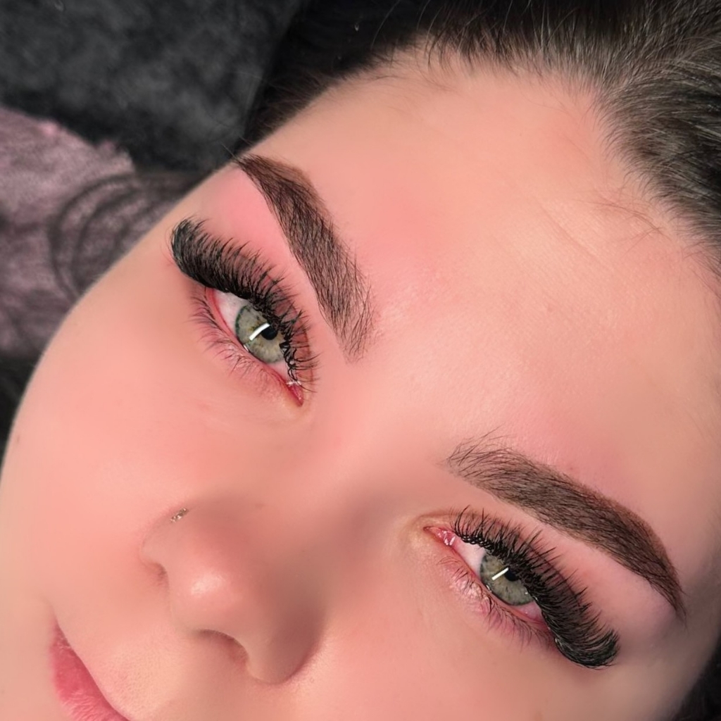 Наращивание ресниц в объёме 3D