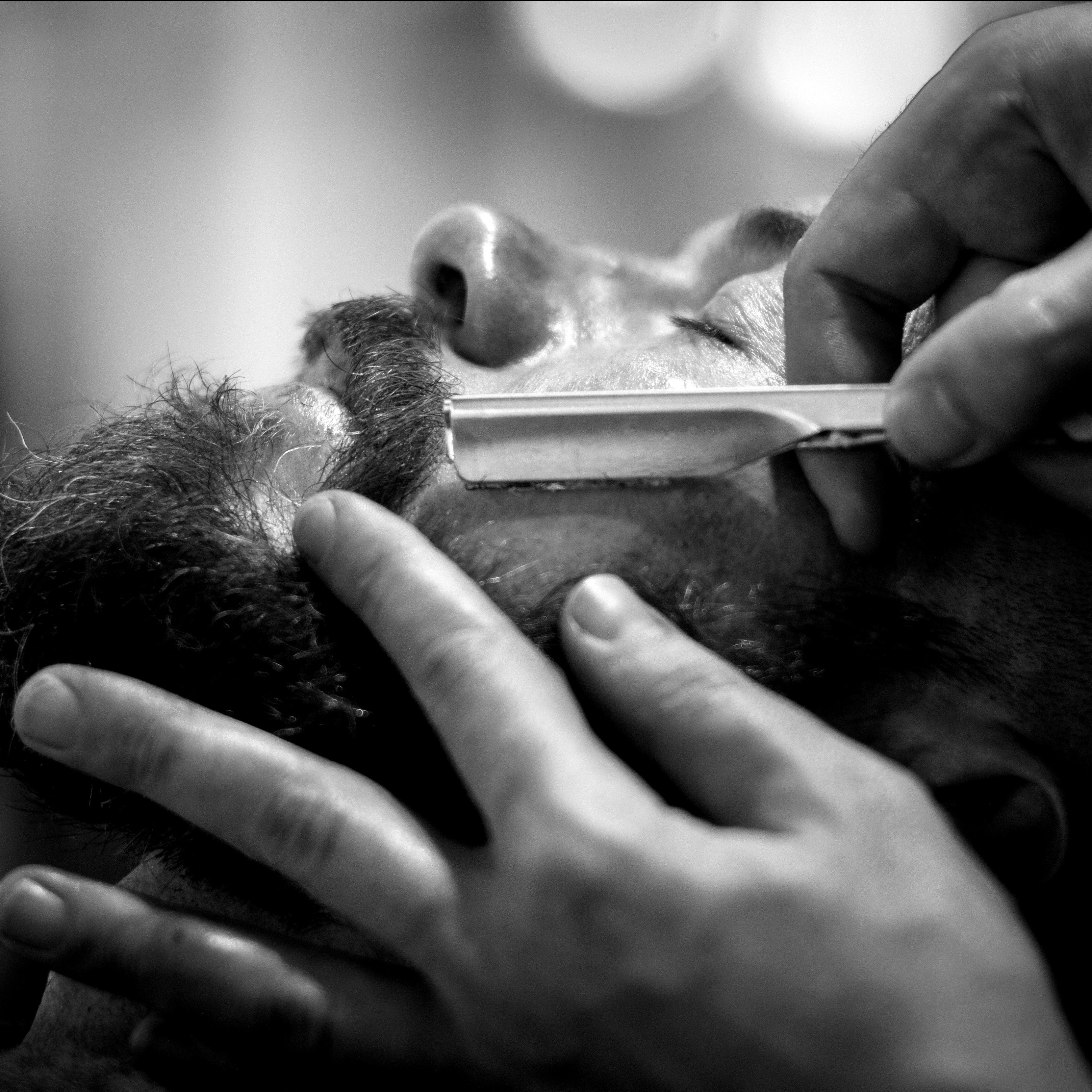 Коррекция бороды с использованием опасного лезвия