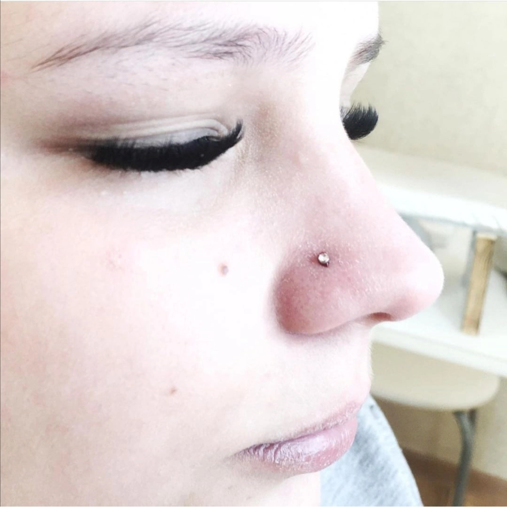 Пирсинг крыла носа