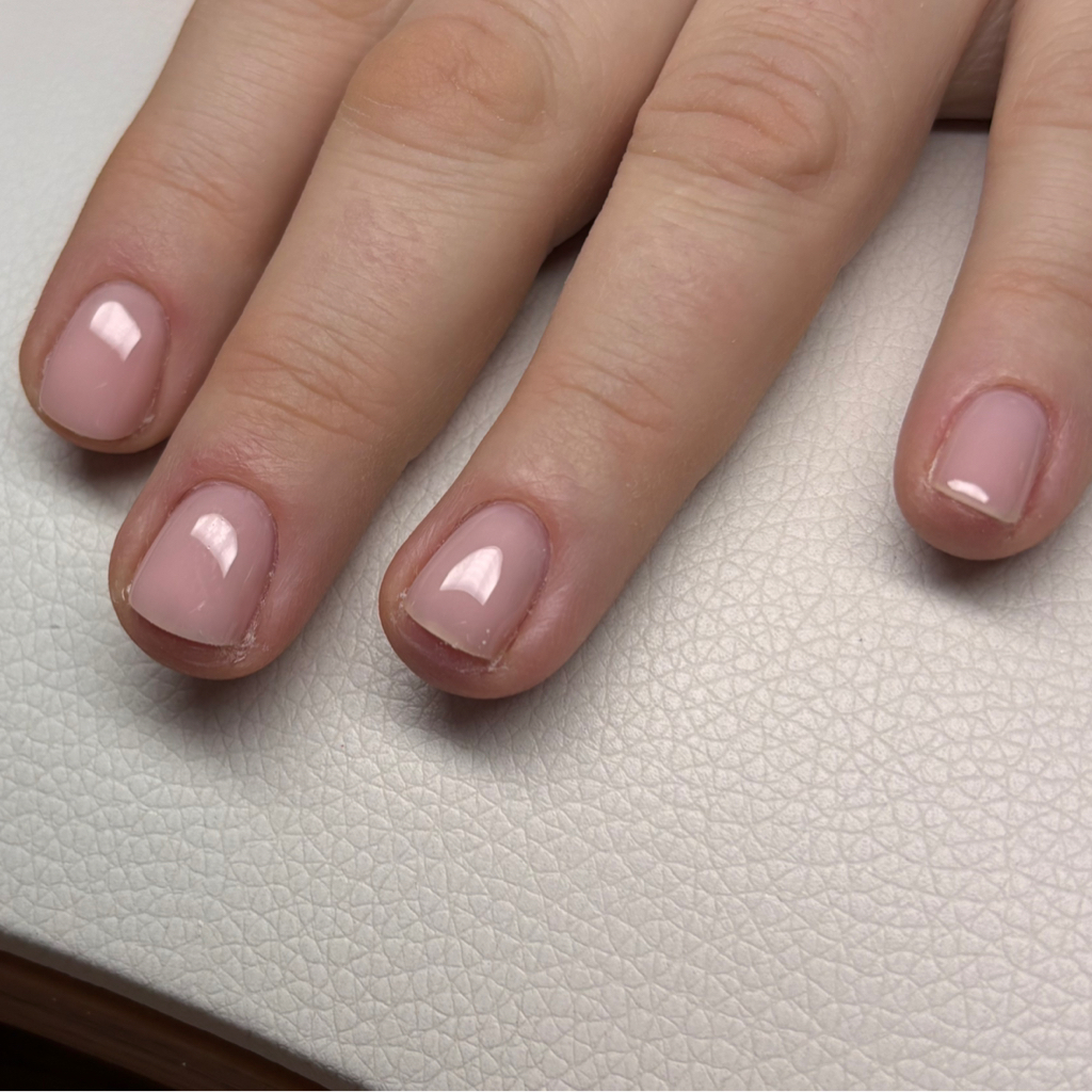 Маникюр + гель-лак (нюд на короткие ногти без свободного края)