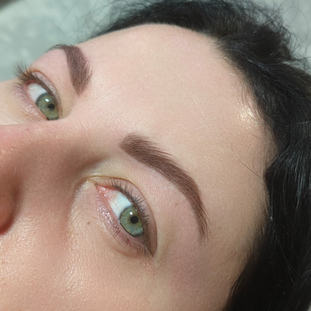 комплекс Lami1
-долговременная укладка бровей+ ботокс+ окрашивание+ коррекция (воск+пинцет)