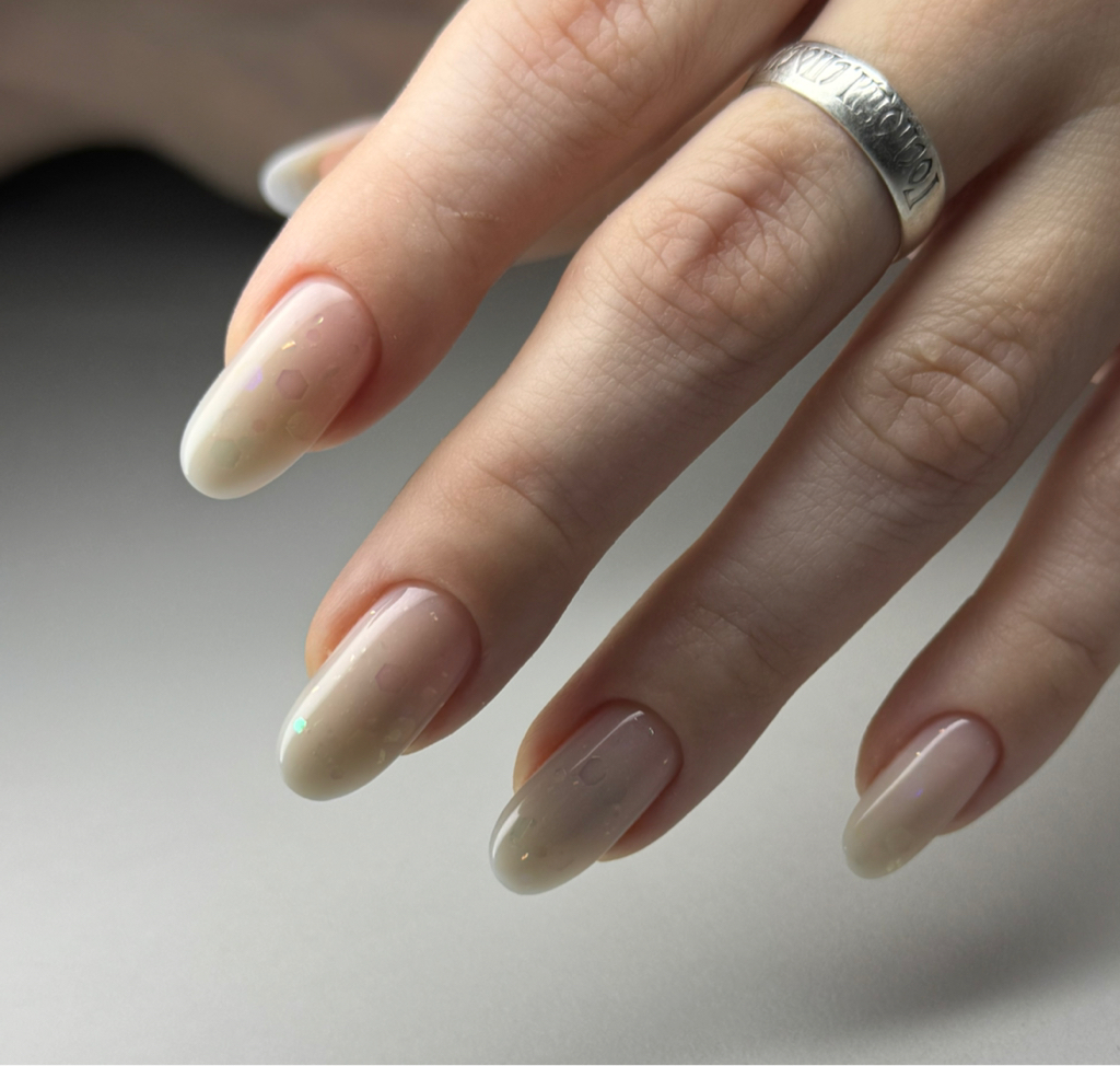 Маникюр с покрытием в один тон