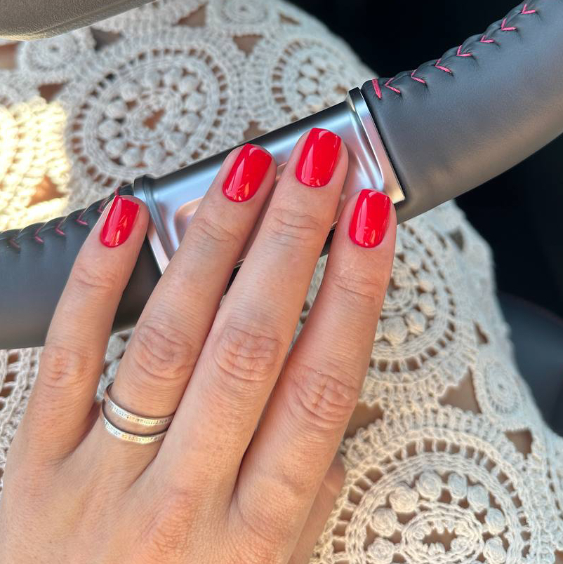 Комбинированный маникюр + однотонное покрытие (мелкая реставрация, легкое укрепление входит в стоимость)