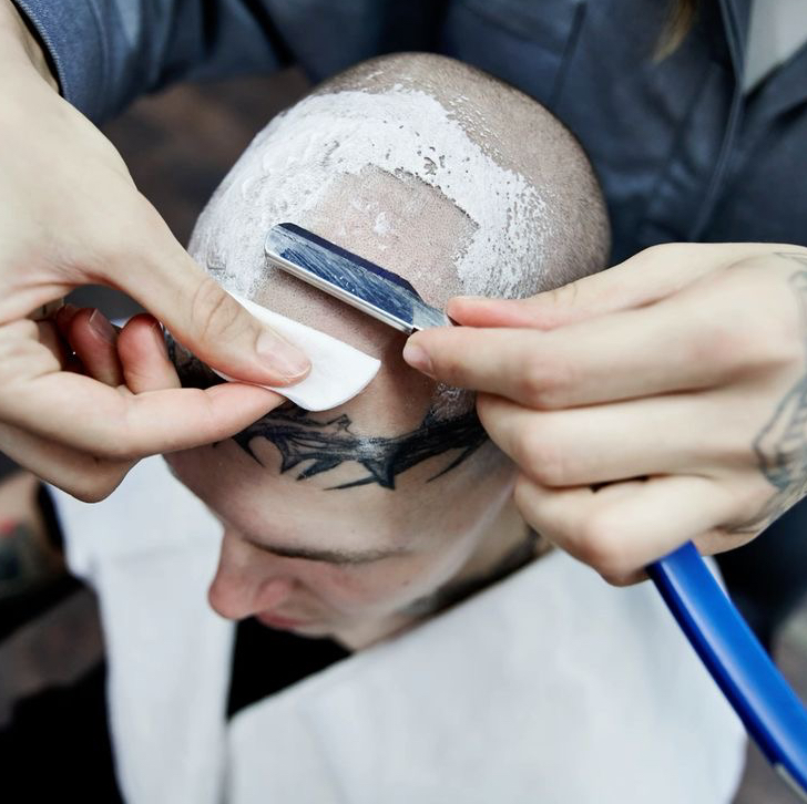 Королевское бритье (голова налысо опасной бритвой) | Royal shave (head shaved clean with a straight razor)