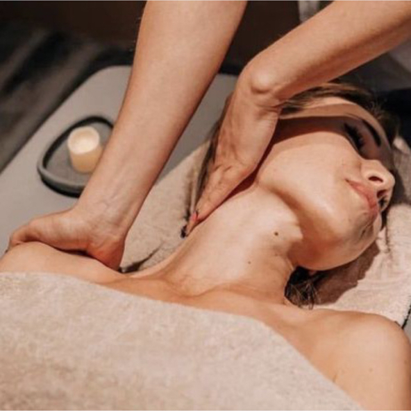 SMAS-ЛИФТИНГ - эстетический массаж лица, ШВЗ и декольте с акцентом на нижнюю треть лица и двумя масками (крем-маска, альгинат)