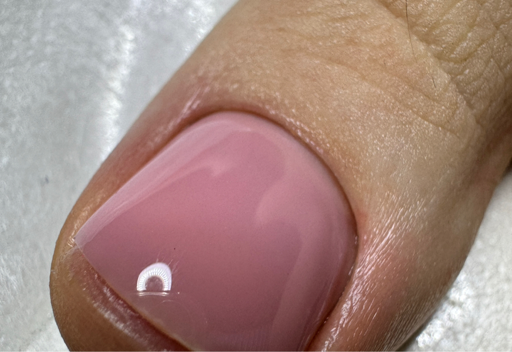 Педикюр дисками с обработкой стоп, пальцев с однотонным покрытием