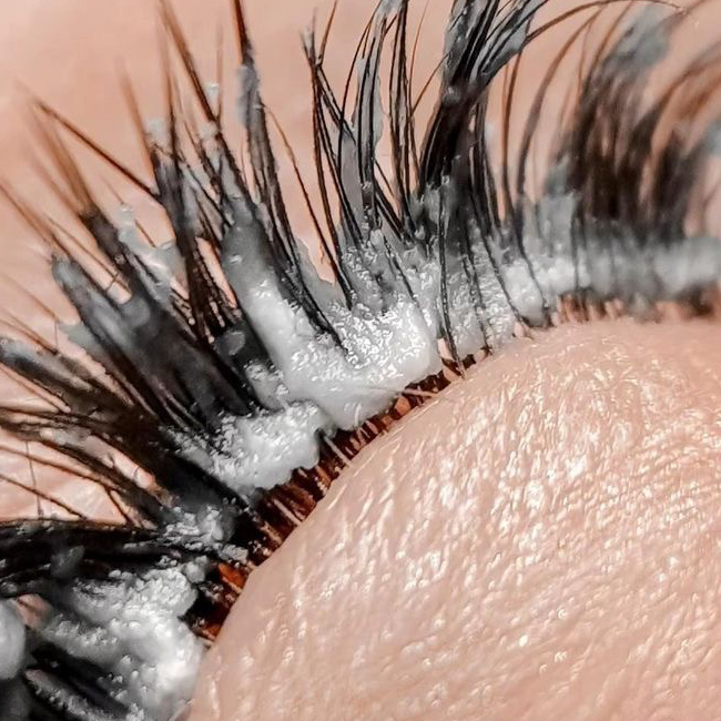 Снятие наращенных ресниц