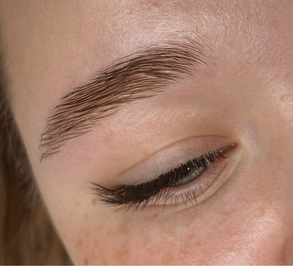 Коррекция бровей