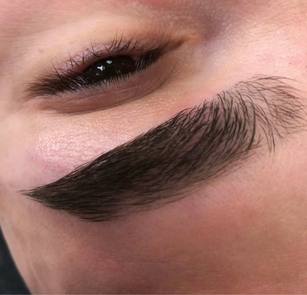 Мужская коррекция бровей с тонированием хной