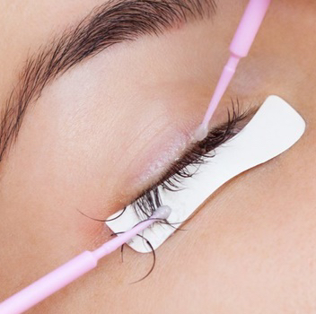 Снятие ресниц с последующим наращиванием