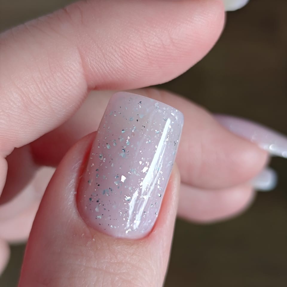 Маникюр с покрытием в один тон